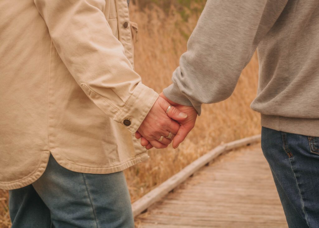couple se donnant la main lors d'une séance photo de couple a Auxerre.