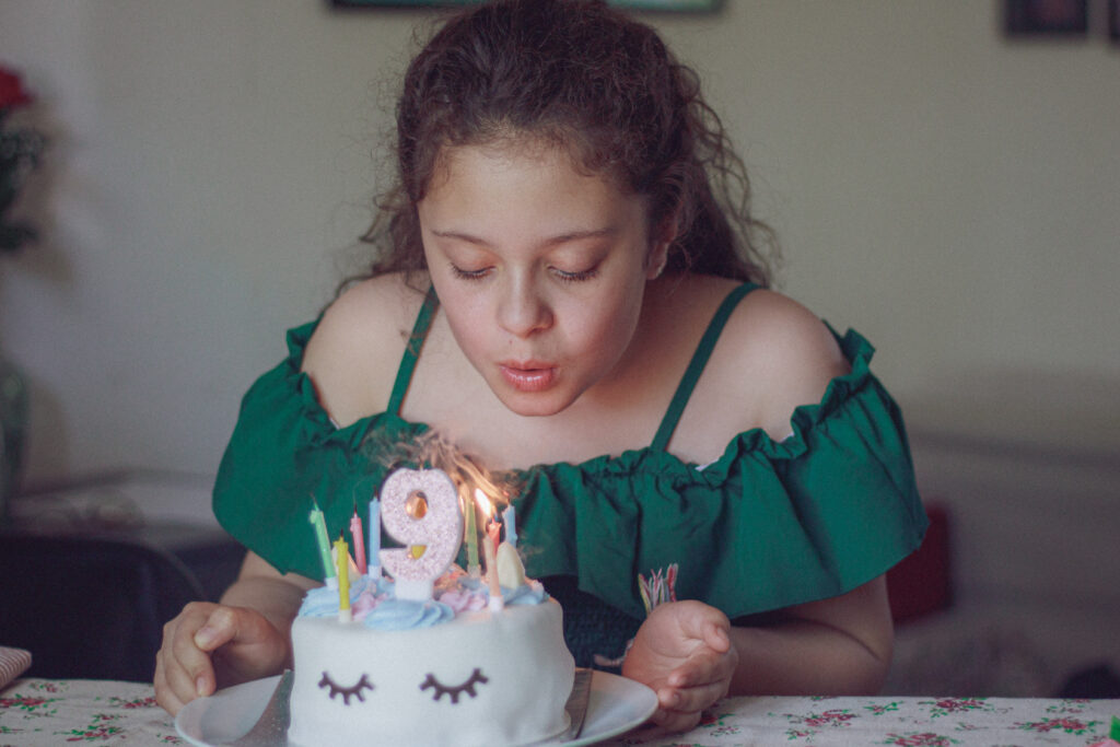 photo d'une petite fille soufflant ses bougies
