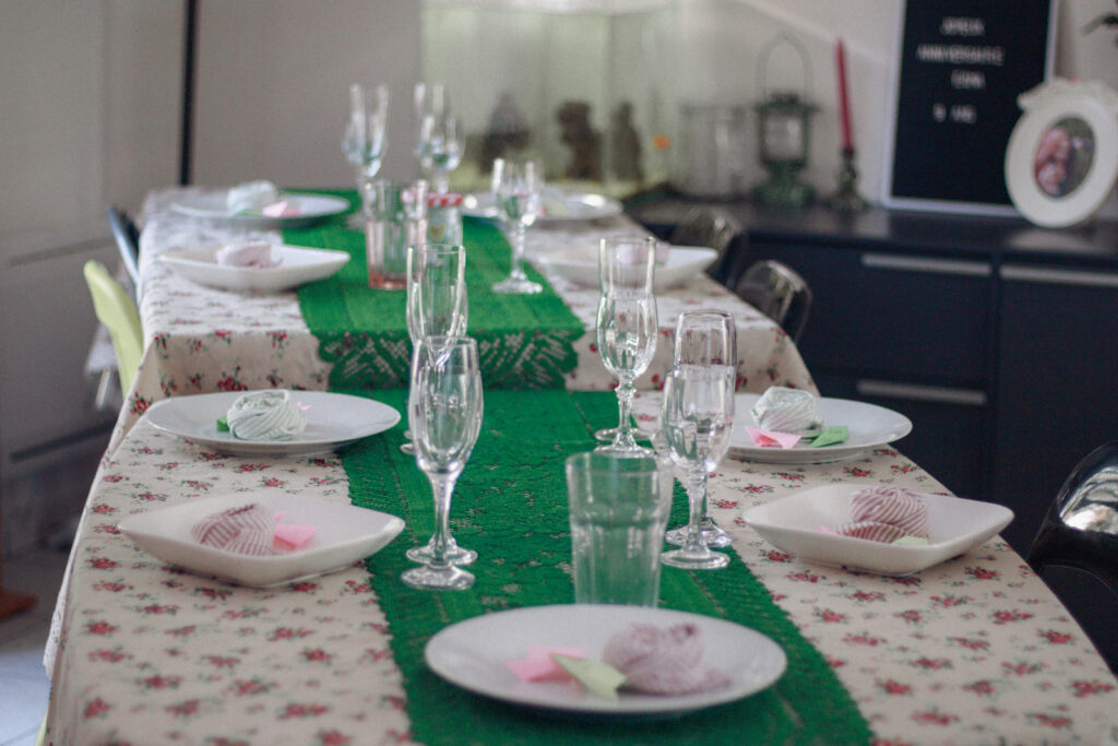 photo d'une jolie table dressé pour un anniversaire printaniers à Auxerre.