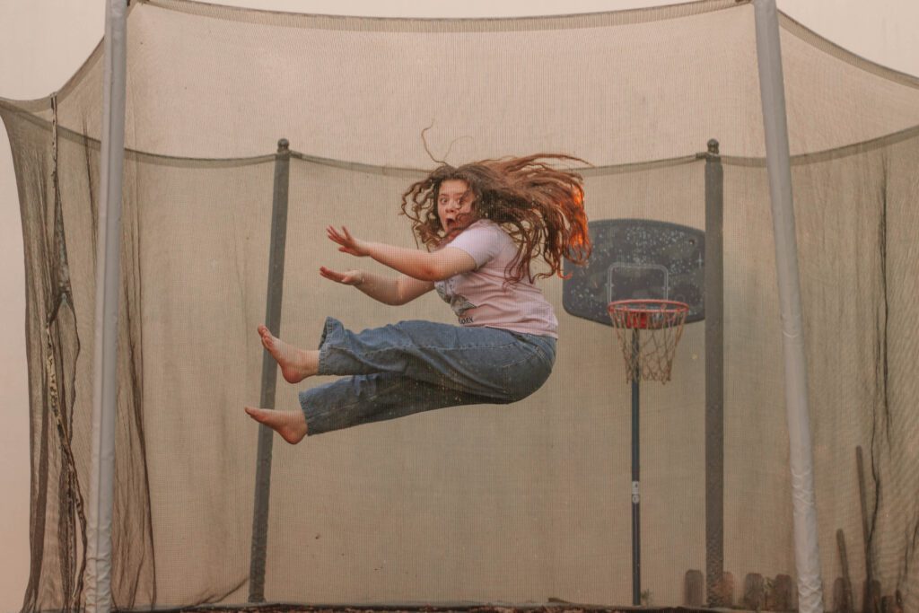Enfant qui s'amuse sur un trampoline en Mai, petit glimmer du moi de mai.