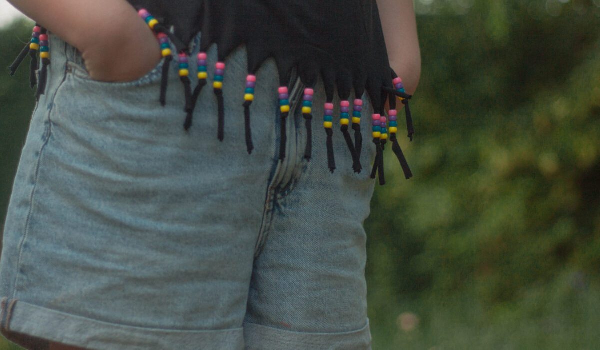 Customiser un vieux t-shirt avec des perles : un DIY inspiré des 90s