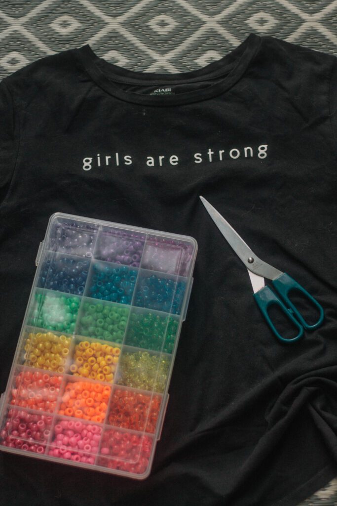 materiel pour customiser un vieux tshirt avec des perles.
