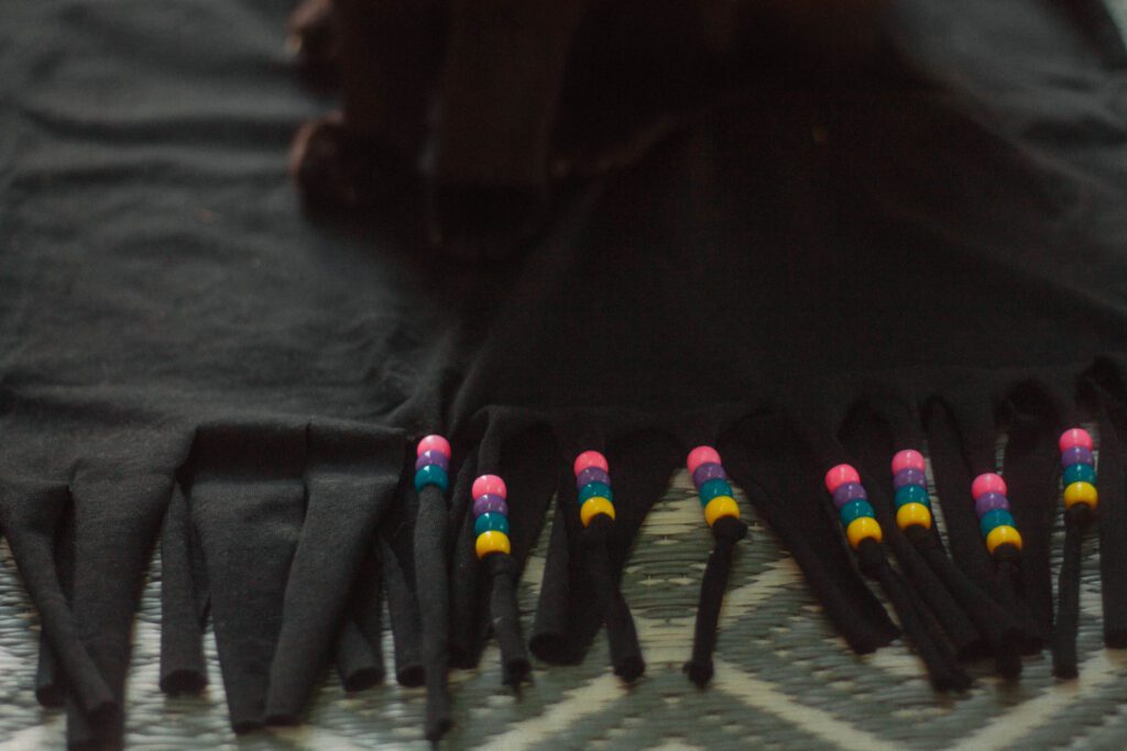 Photo d'un t shirt en pleine customisation aces des perles a Auxerre.