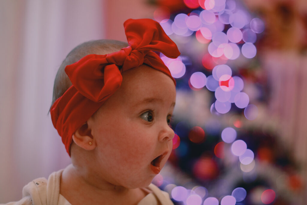 séance photo bébé de Noël devant les lumières du sapin, a auxerre.