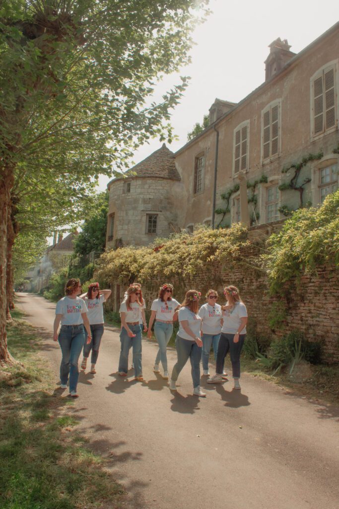 Promenade entre amies lors d'un EVJF à Noyers-sur-Serein