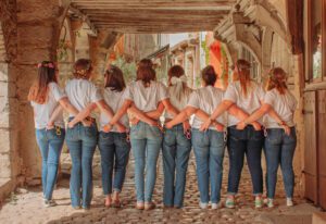 Groupe d'amies lors d'une séance photo EVJF à Noyers-sur-Serein dans l'Yonne