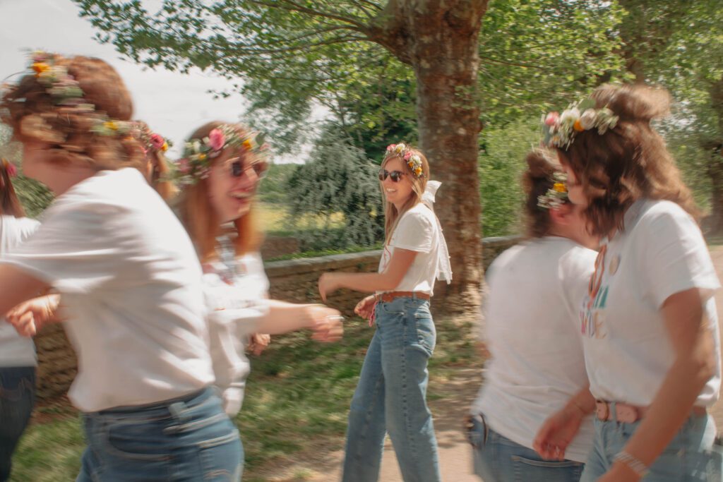 Des amies s'amusent et créent des souvenirs pendant leur séance photo EVJF en Bourgogne