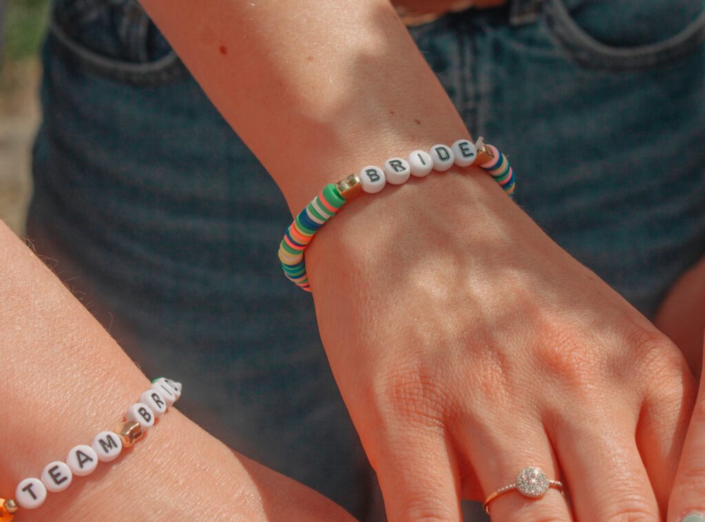 détails d'un bracelet lors d'une séance photo evjf dans l yonne près d'auxerre