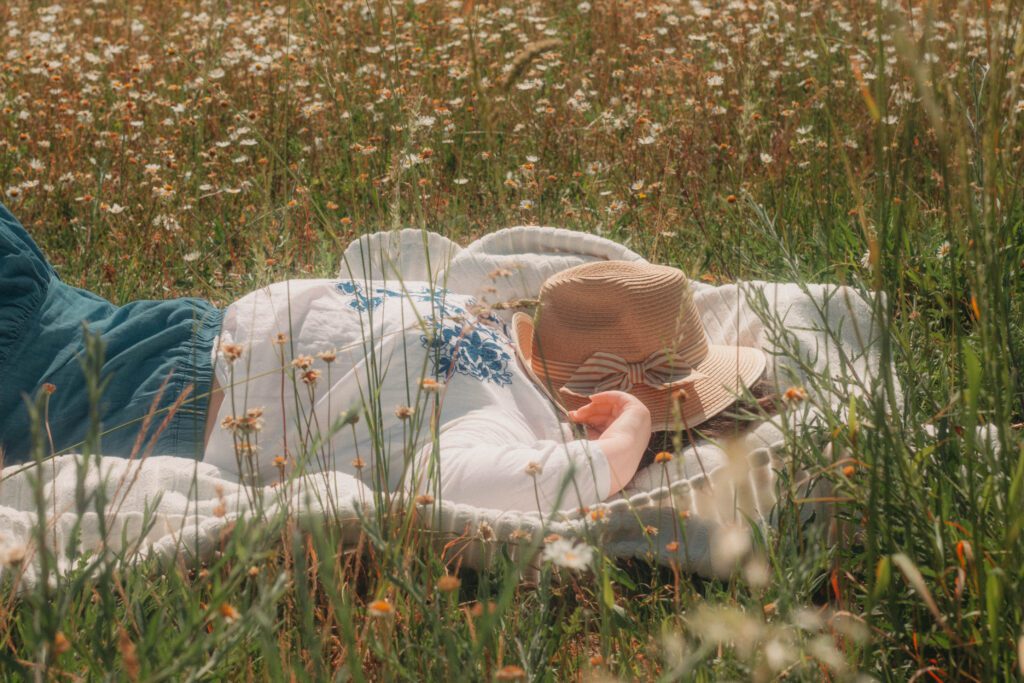 Séance photo famille au printemps à Auxerre, dans un champ en fleurs